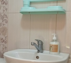 Трехместный номер с двуспальной и односпальной кроватью в Роза Ейска