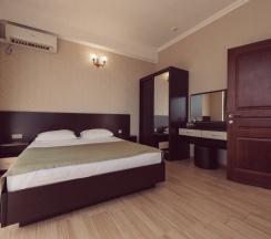 Двухместный люкс с 2 комнатами с балконом двуспальная кровать в Олимпия