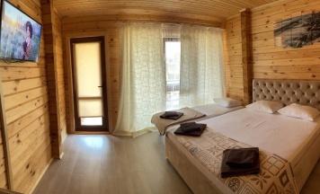 Трёхместный номер Standard с балконом в Изба