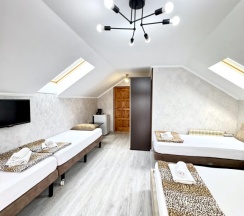 Пятиместный номер Standard с балконом в Ольга