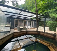 Двухместный коттедж с красивым видом из окна двуспальная кровать в Koban Spa Resort