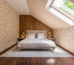 Двухместный люкс мансарда №5 с 2 комнатами с красивым видом из окна двуспальная кровать в Лель