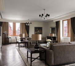 Номер люкс посольский с 1 двуспальной кроватью в Four Seasons Hotel Moscow