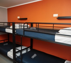 место в 6-местном мужском номере с двухъярусной кроватью в Кампус