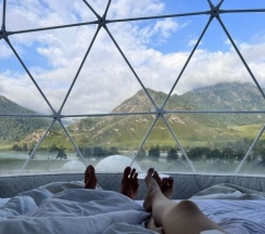 Сферы с видом на Катунь и горы в Cloud Park Altay