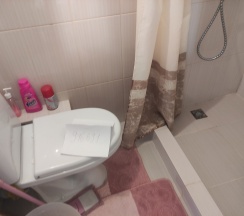 Трехместный номер с двуспальной и односпальной кроватями в Домик на Лимане