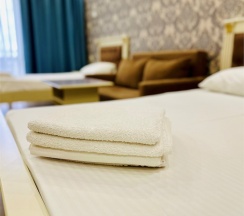 Четырехместный номер с балконом вид во внутренний дворик в Roza vetrov