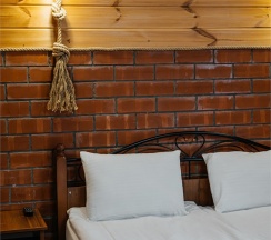 Четырехместный номер с двуспальной и двухъярусной кроватью в Пик Архыза