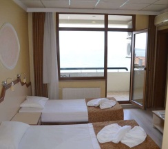 Двухместный номер Standard с балконом 2 отдельные кровати в Ayvalik Palas Hotel