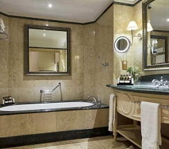 Номер Deluxe с видом на воду в Aphrodite Hills Hotel
