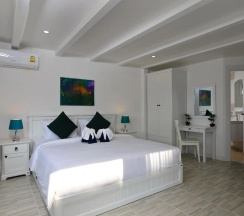 Двухместный номер Deluxe с видом на сад двуспальная кровать в Kata White Villas