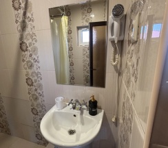 Четырёхместный семейный номер Classic с балконом и с видом на горы в Golden House Hotel