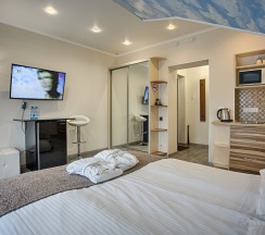 Двухместные апартаменты 17 Мансарда с видом на море двуспальная кровать в Exclusive Hotel&Apartments