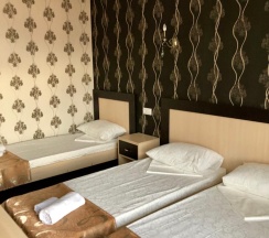 Стандартный семейный номер с 1 двуспальной и двухуровневой кроватью в Жемчужинка