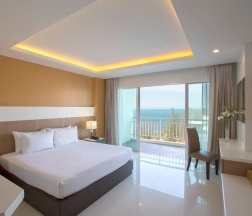 Двухместный номер Club Executive с видом на море двуспальная кровать в Chanalai Hillside Resort, Karon Beach