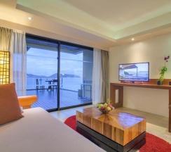 Двухместный люкс с видом на море двуспальная кровать в Отель Zenmaya Oceanfront Phuket, Trademark Collection by Wyndham