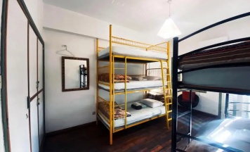 Кровать в общем номере с балконом и с красивым видом из окна в Lima Sol House - Hostel