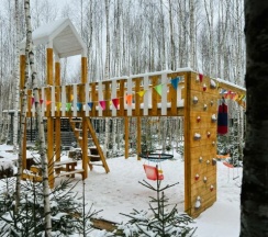 Дом у детской площадки с 2 спальнями, беседкой и мангалом в Мы дома-Зеркальный лес