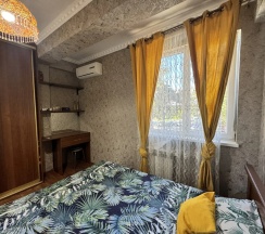 Двухместный семейный номер Comfort с 3 комнатами с балконом и с красивым видом из окна (двуспальная кровать) в ЖК Дельфин 35