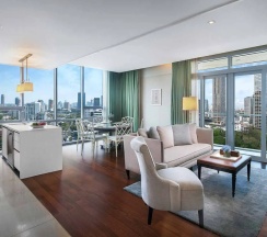Люкс с 3 комнатами с видом на парк в Oriental Residence Bangkok