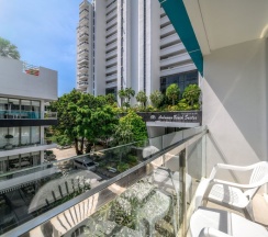 Двухместный номер Superior с видом на город двуспальная кровать в Andaman Beach Suites Hotel