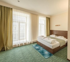 Двухместный Стандартный номер с двуспальной кроватью и дополнительным местом в Алмаз
