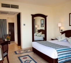 Двухместный номер Deluxe с видом на море двуспальная кровать в Coral Beach Resort