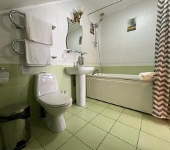 Двухкомнатный люкс с 1 двуспальной и 2 раздельными кроватями в Брейтово