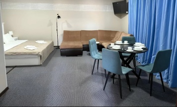 Двухместные апартаменты с балконом и с видом на внутренний двор двуспальная кровать в Лола