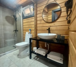 Коттедж с балконом и с красивым видом из окна в Хвоя Cottage House
