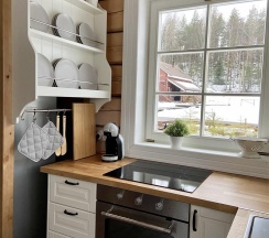Коричневый дом с видом на озеро в Forrest Lodge Karelia