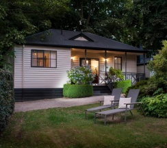 Двухместный коттедж с балконом двуспальная кровать в Moulton Park Cottages