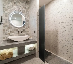 Двухместный номер Premier с балконом и с видом на бассейн двуспальная кровать в Howard Johnson by Wyndham Phuket Naiyang