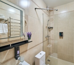 Комфорт Панорамный с балконом и видом на город,  2-х местный с дополнительным местом в Амбассадор