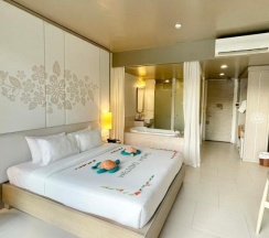 Двухместный номер Superior с видом на бассейн двуспальная кровать в Proud Phuket