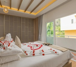 Люкс New семейный с джакузи на крыше с 3 комнатами в Phunawa Resort