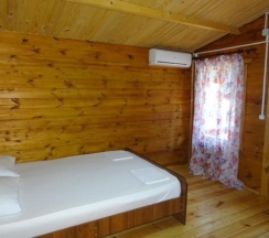 Трёхместный коттедж с видом на море в Три тополя