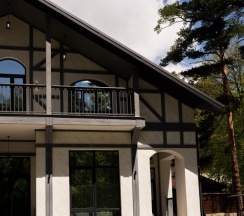 Вилла с балконом и с красивым видом из окна в Residence Village