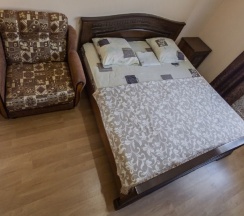 Двухместный номер комфорт с большой кроватью +доп.место, 1-4 человек и балконом в Гостевой дом