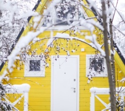 Желтый А дом в А у реки