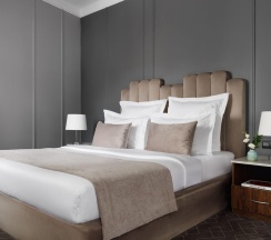 Номер стандарт с 1 двуспальной кроватью и балконом (вид во двор) в Hartwell hotel