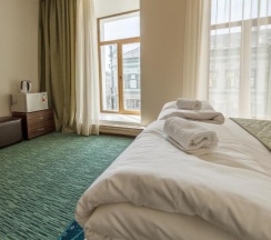 Двухместный Стандартный номер с двуспальной кроватью и дополнительным местом в Алмаз