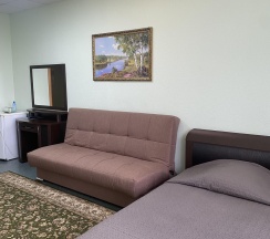 3-местный номер стандарт с 1 односпальной и 1 двуспальной кроватью (302,303) в Гармония