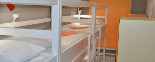 Спальное место на двухъярусной кровати в общем 6-местном номере для мужчин и женщин в Белый тополь