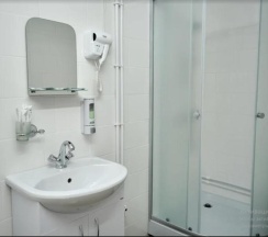 Трехместный номер с 3 односпальными кроватями в G-hotel