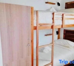 Кровать в общем номере в Club Fiji Resort