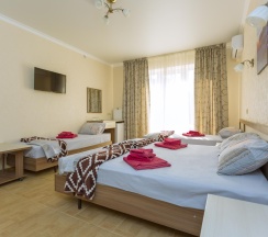 4-местный номер стандарт с балконом в ТриО