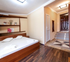 Двухместные апартаменты с видом на дендрарий и бассейн двуспальная кровать в Delsochi