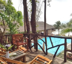 Трёхместное бунгало с видом на бассейн в Blue Sea Resort