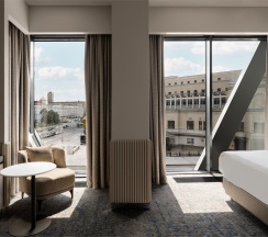 Полулюкс с видом на Кремль с одной большой кроватью в Cosmos Selection Moscow Arbat